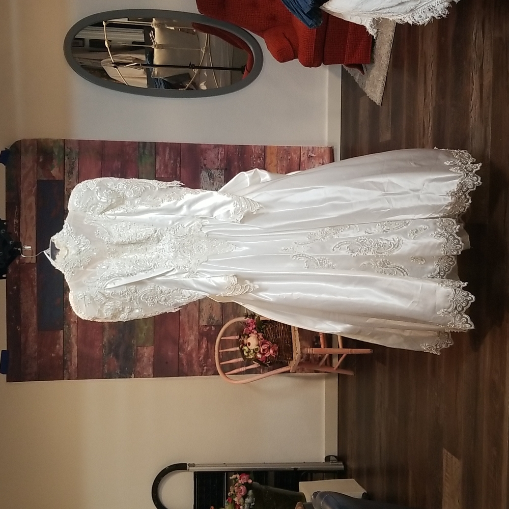 Exquisite Vintage Wedding Dress 1990's, so beautiful. Size 8